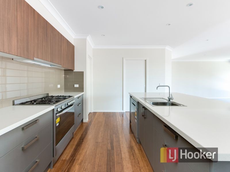 32 Arthur Phillip Drive, Pakenham VIC 3810