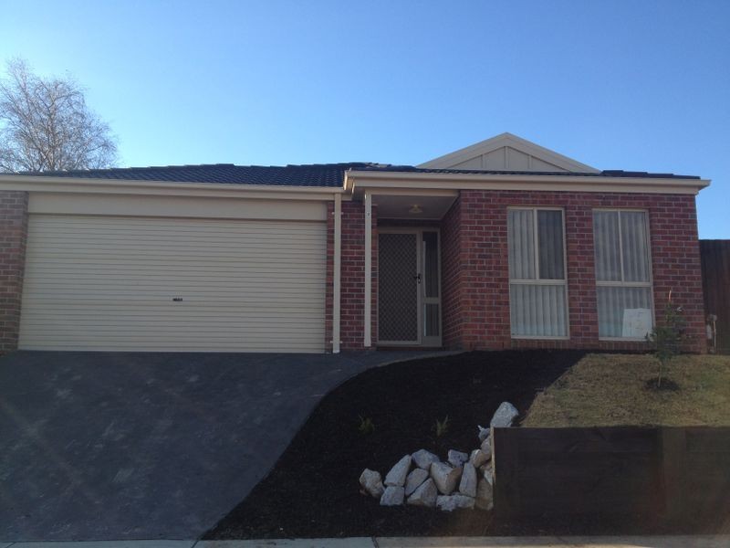 2/8 McClenaghan Place, Pakenham VIC 3810