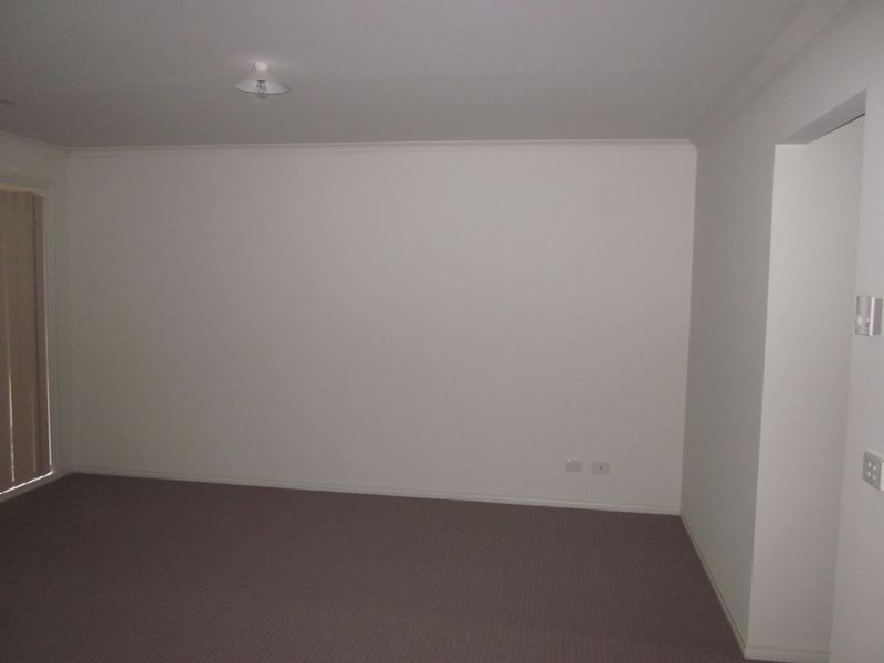 4/8 McClenaghan Place, Pakenham VIC 3810