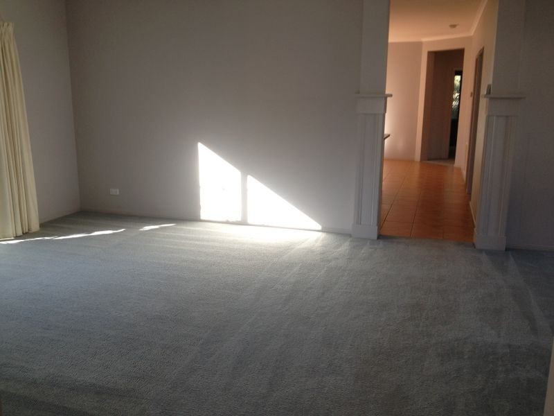 8 St Leonards Way, Pakenham VIC 3810