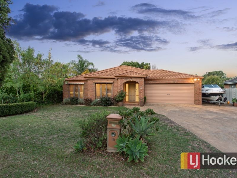 16 Henry Street, Pakenham VIC 3810