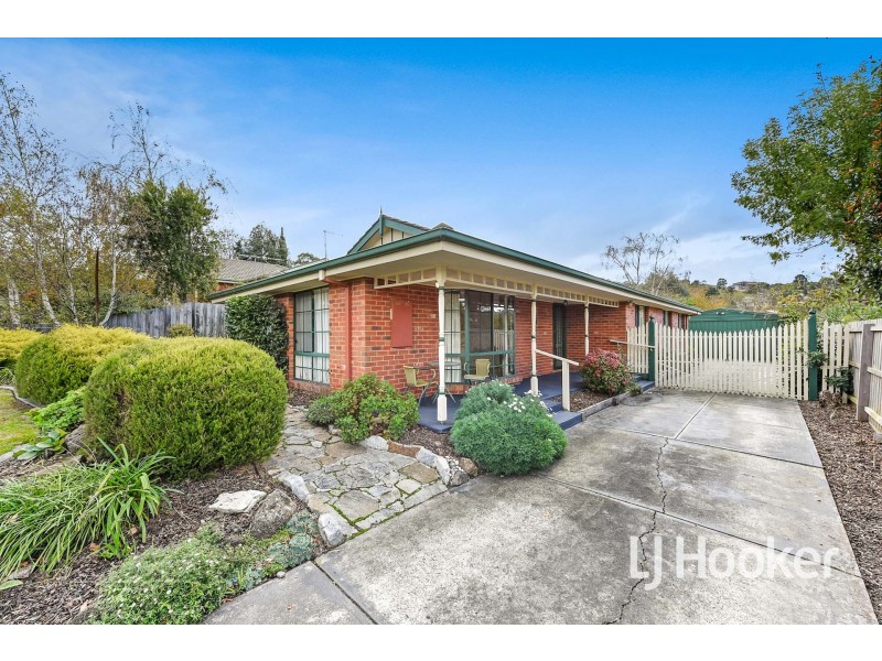 8 Mcgill Court, Pakenham VIC 3810