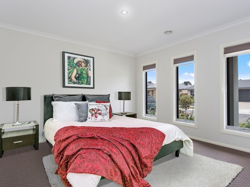 5 Penshurst Crescent, Officer VIC 3809