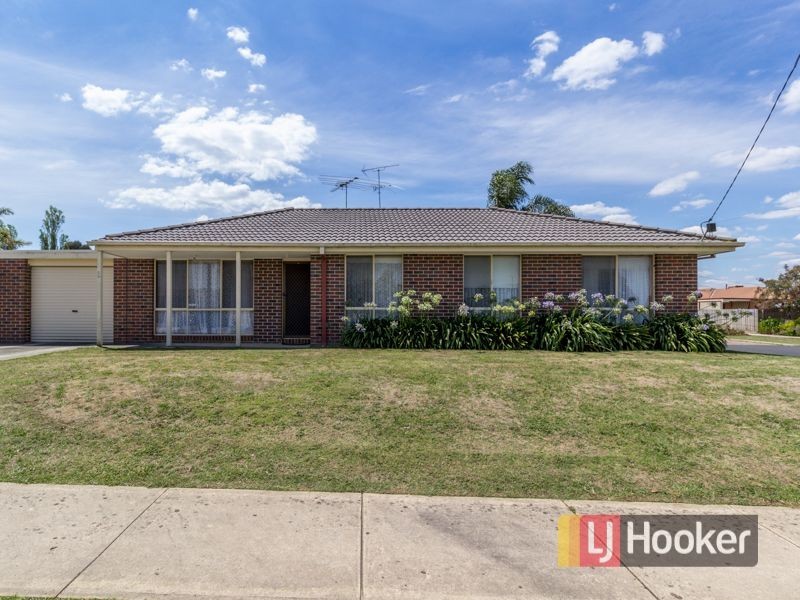 19 Dunbarton Drive, Pakenham VIC 3810