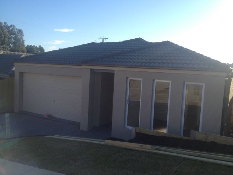 16 McClenaghan Place, Pakenham VIC 3810