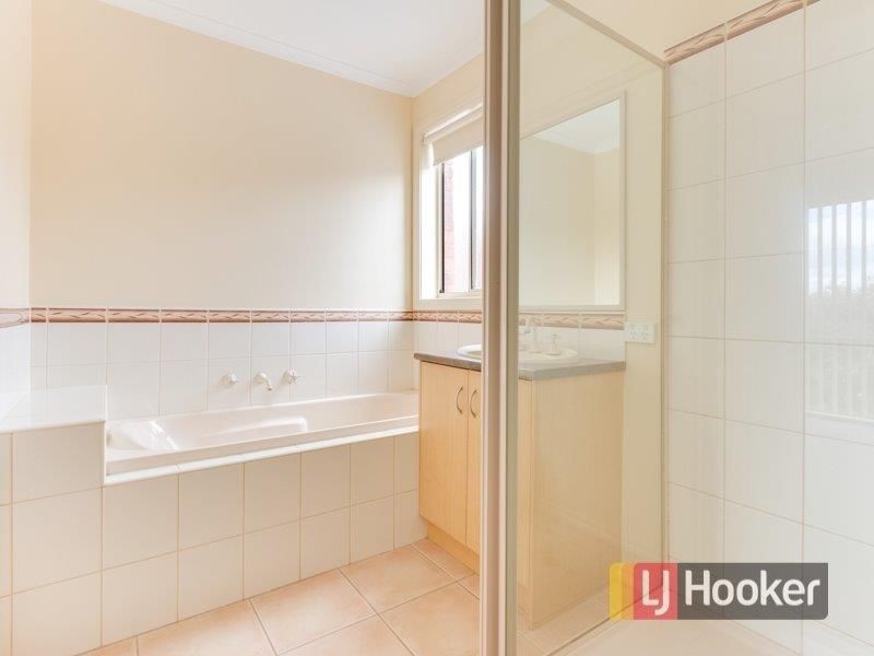 2/5 Glenda Court, Pakenham VIC 3810