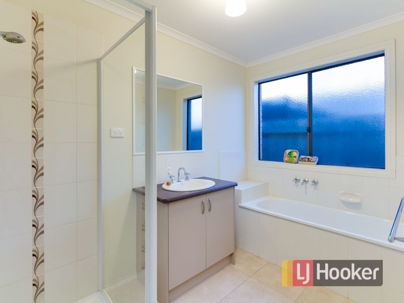 8 Sacha Drive, Pakenham VIC 3810