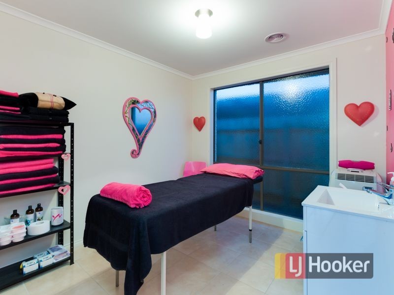 8 Sacha Drive, Pakenham VIC 3810