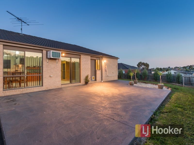 8 Sacha Drive, Pakenham VIC 3810