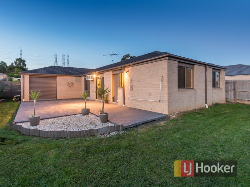 8 Sacha Drive, Pakenham VIC 3810