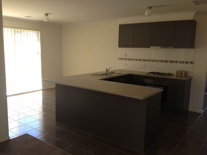 48 Summerhill Blvd, Drouin VIC 3818