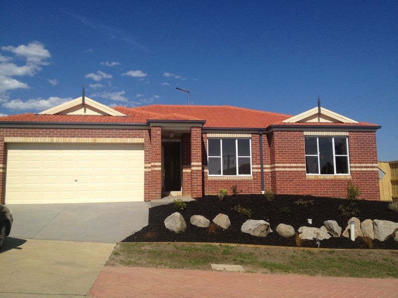 19 McClenaghan Place, Pakenham VIC 3810