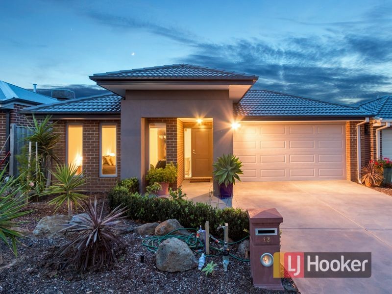 13 Clarendon Street, Pakenham VIC 3810