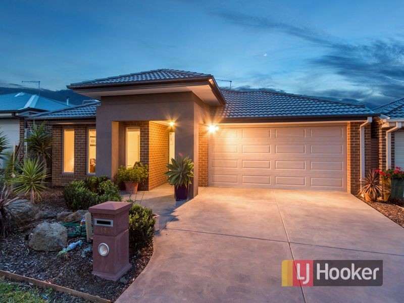 13 Clarendon Street, Pakenham VIC 3810