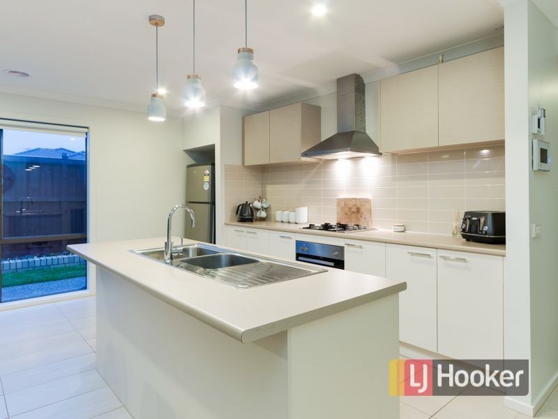 2 Tyalla Way, Pakenham VIC 3810