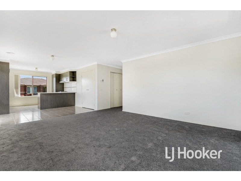 2 McClenaghan Place, Pakenham VIC 3810