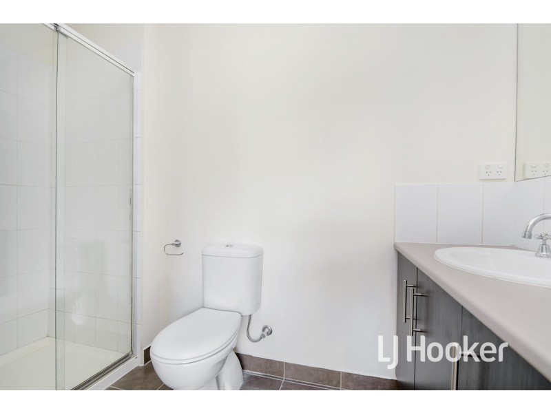 2 McClenaghan Place, Pakenham VIC 3810