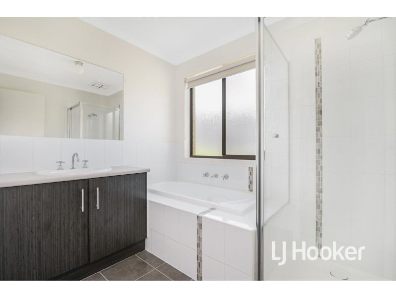 2 McClenaghan Place, Pakenham VIC 3810