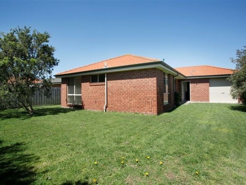 8 Naples Way, Pakenham VIC 3810