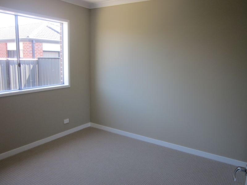 5 Rhinelander Close, Clyde North VIC 3978