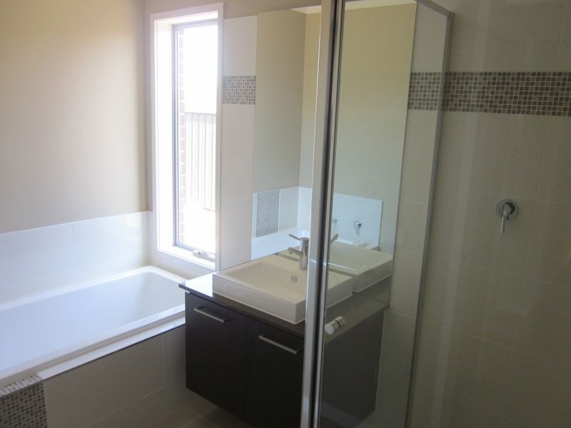 5 Rhinelander Close, Clyde North VIC 3978