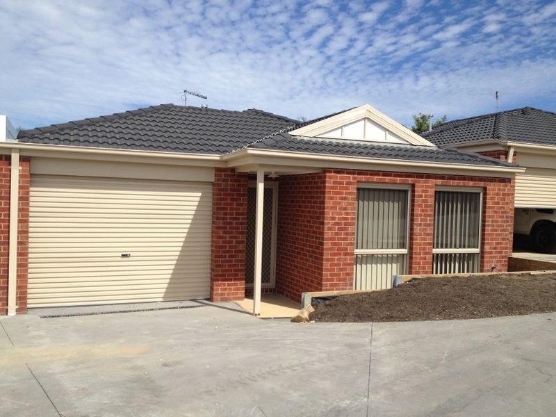 2/12 McClenaghan Place, Pakenham VIC 3810