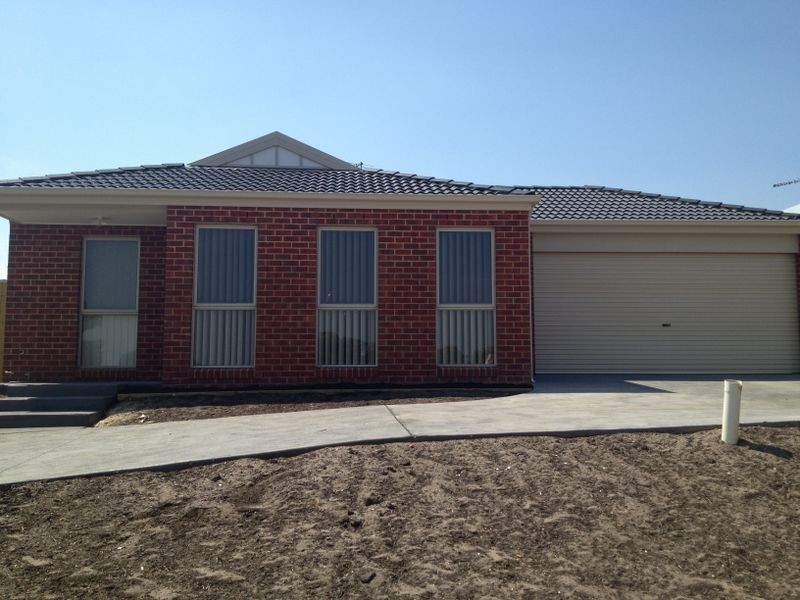 11/12 McClenaghan Place, Pakenham VIC 3810