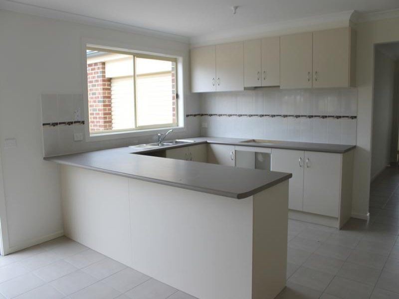 42 Summerhill Blvd, Drouin VIC 3818