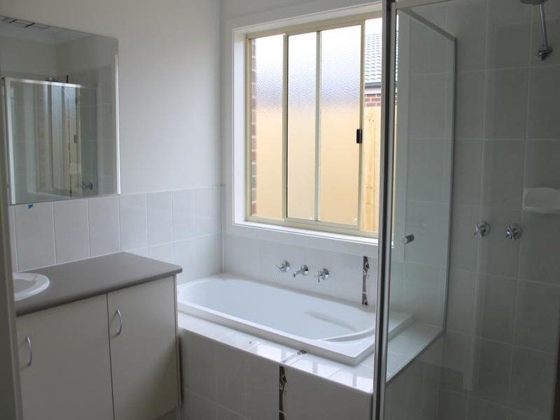 42 Summerhill Blvd, Drouin VIC 3818