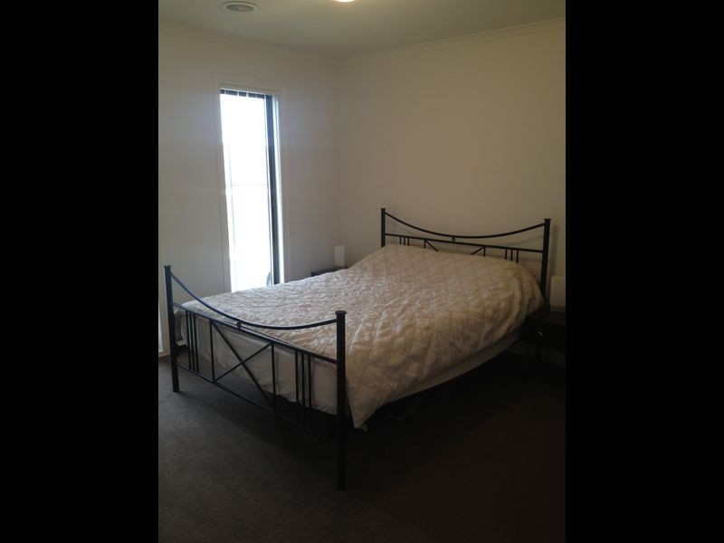 27/107 Army Road, Pakenham VIC 3810