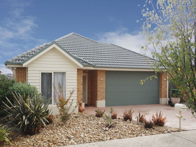 16 Sandpiper Close, Pakenham VIC 3810