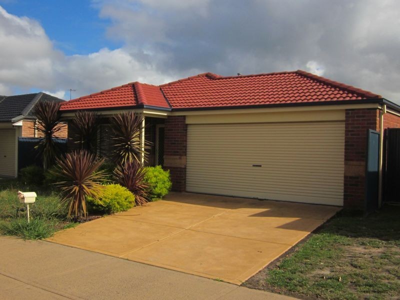 17 Scarlet Crescent, Pakenham VIC 3810