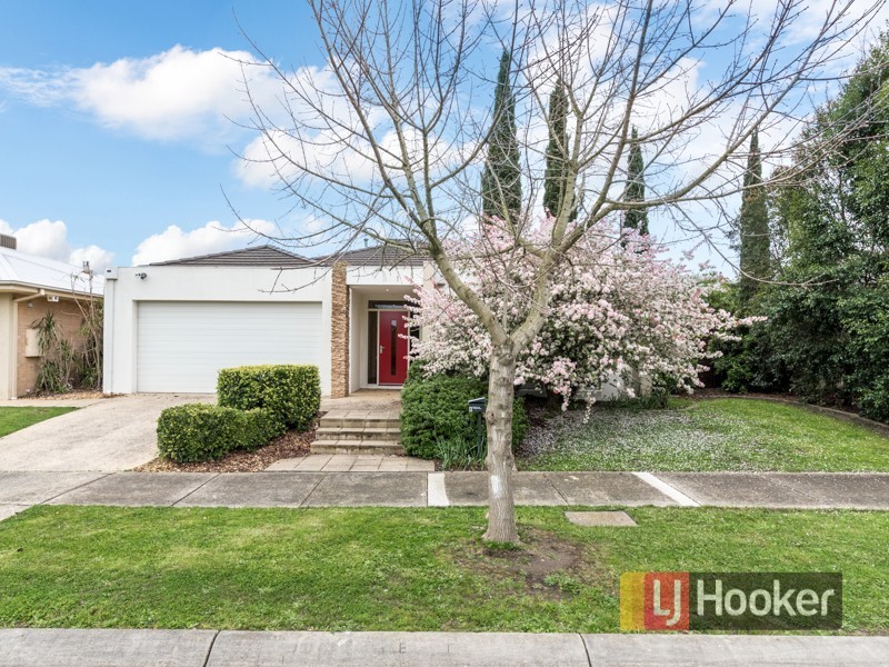 8 Reidel Avenue, Pakenham VIC 3810