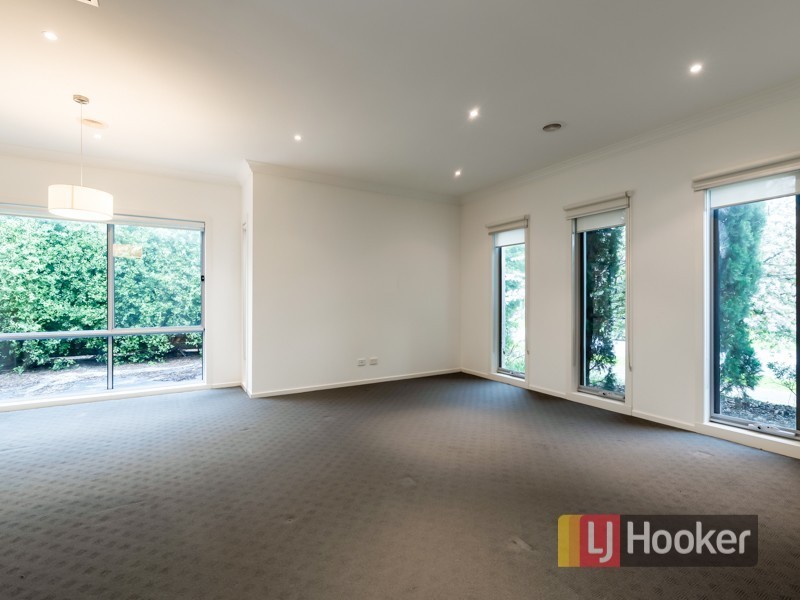 8 Reidel Avenue, Pakenham VIC 3810