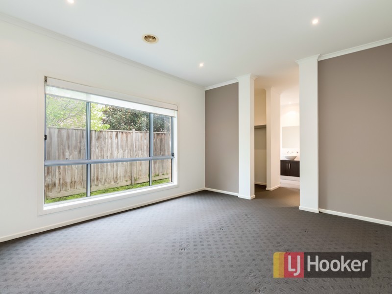 8 Reidel Avenue, Pakenham VIC 3810