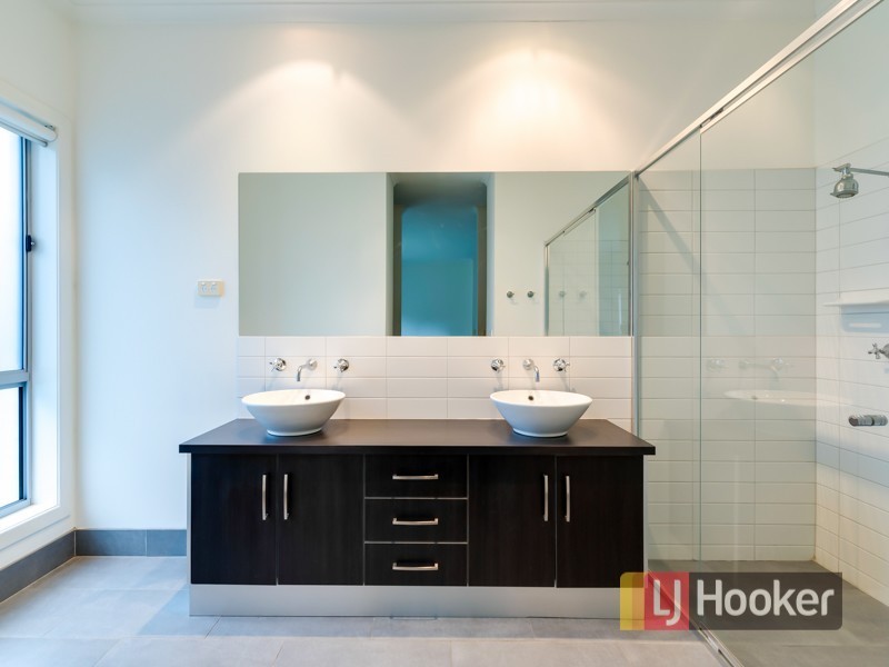 8 Reidel Avenue, Pakenham VIC 3810