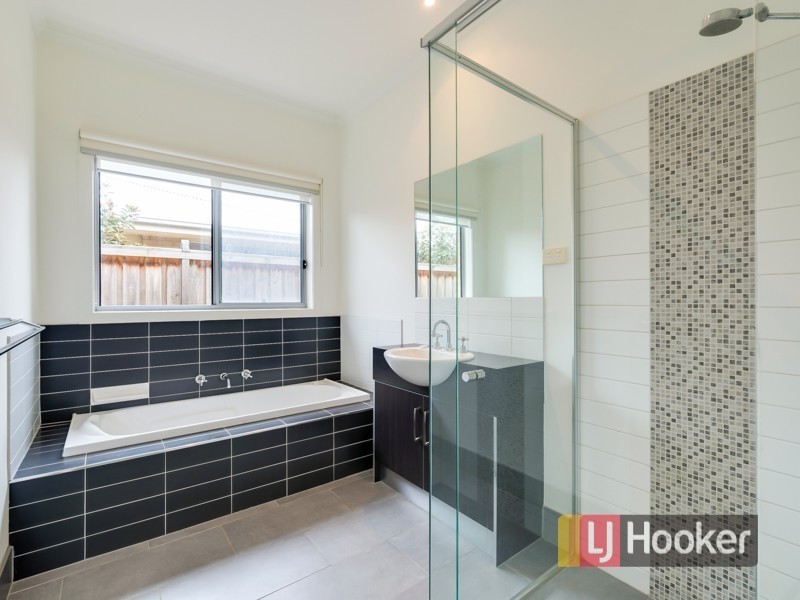 8 Reidel Avenue, Pakenham VIC 3810