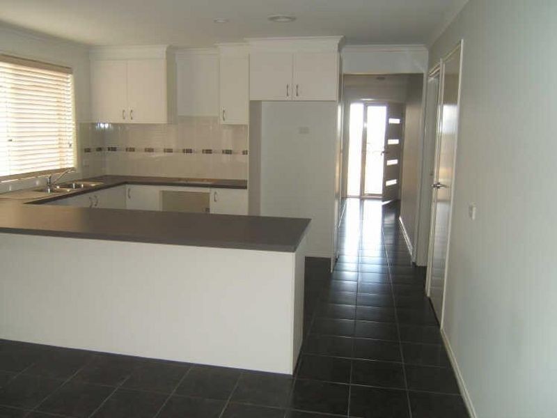 11 Ivory Drive, Pakenham VIC 3810