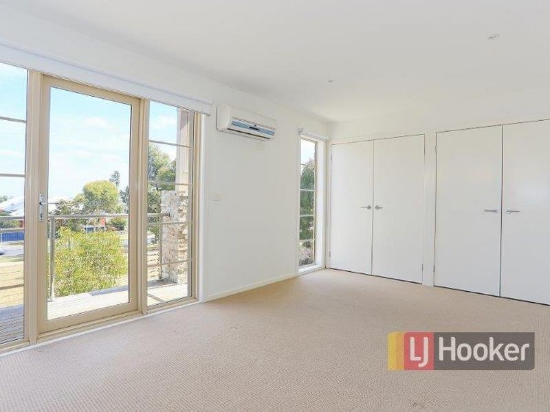 16 Dealbata Lane, Pakenham VIC 3810