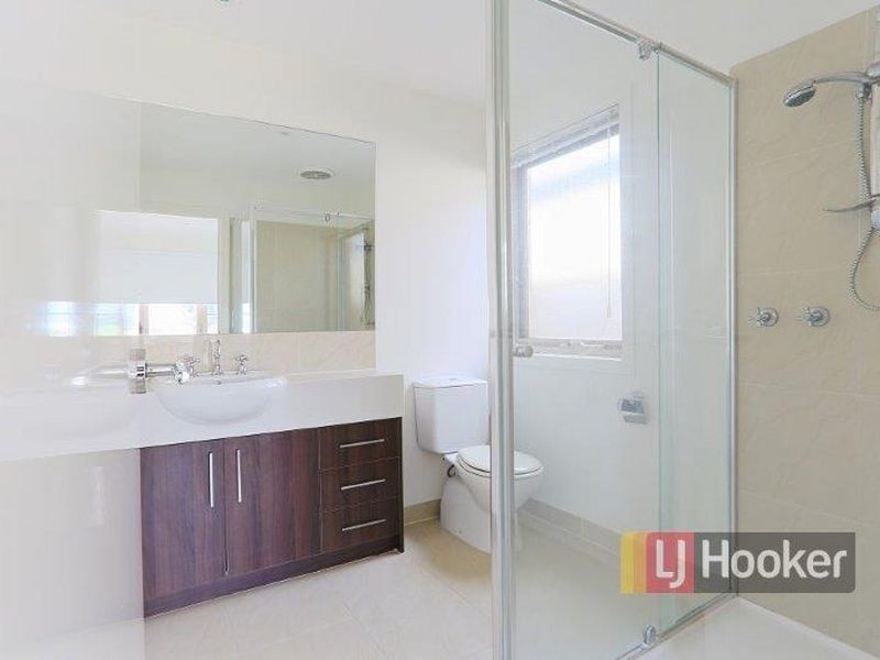 16 Dealbata Lane, Pakenham VIC 3810