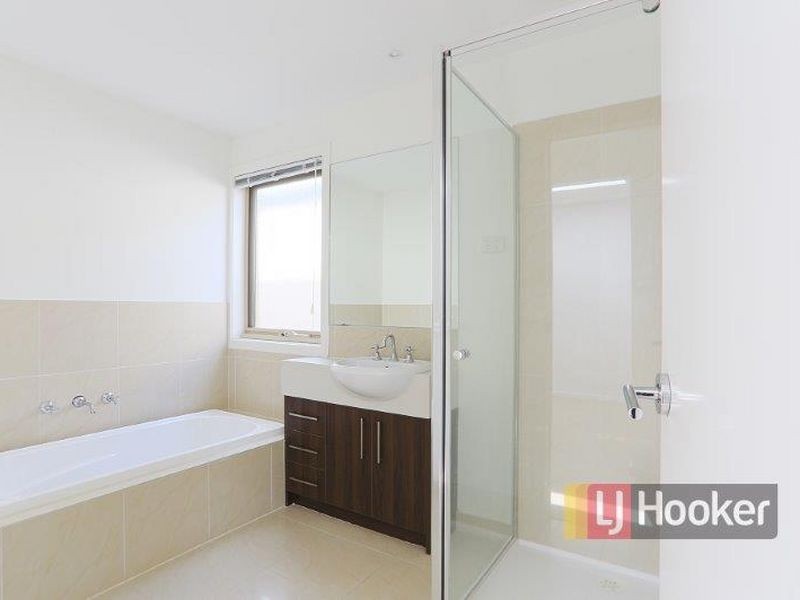 16 Dealbata Lane, Pakenham VIC 3810