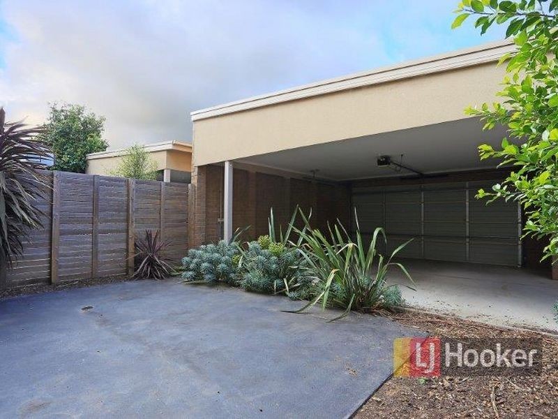16 Dealbata Lane, Pakenham VIC 3810