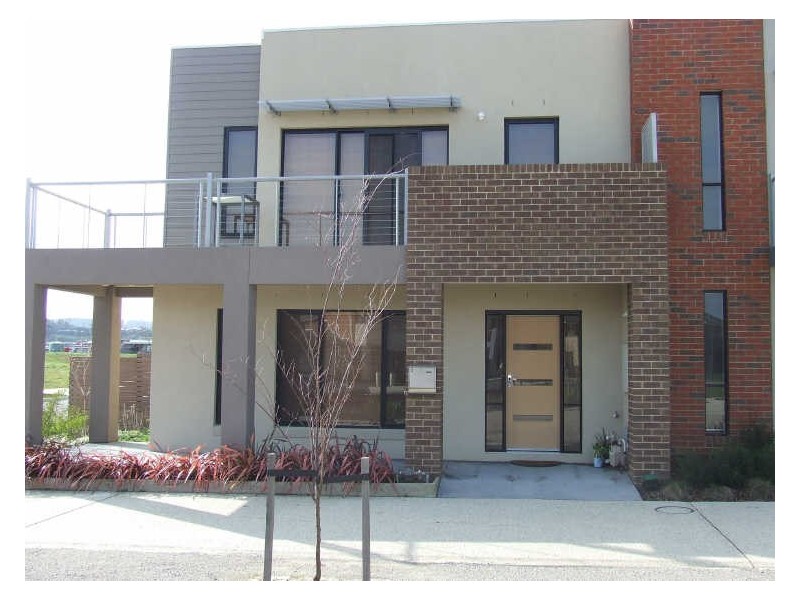 2 Stonebridge Lane, Pakenham VIC 3810