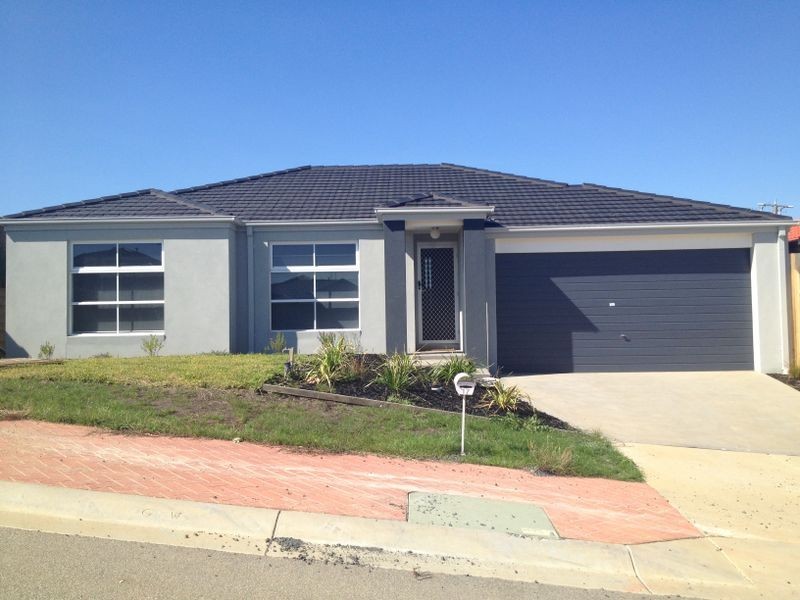 17 McClenaghan Place, Pakenham VIC 3810