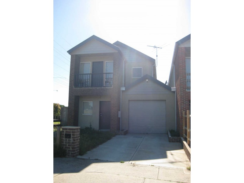 1/2 John Street, Pakenham VIC 3810