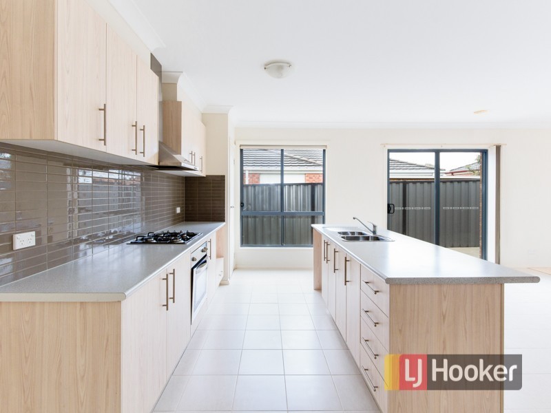 24 Caspian Chase, Pakenham VIC 3810