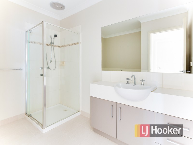 24 Caspian Chase, Pakenham VIC 3810