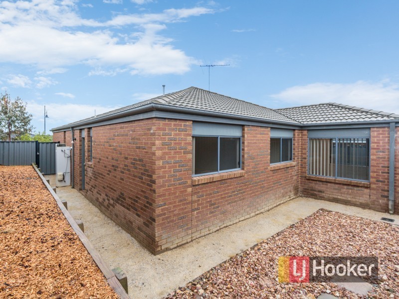 24 Caspian Chase, Pakenham VIC 3810