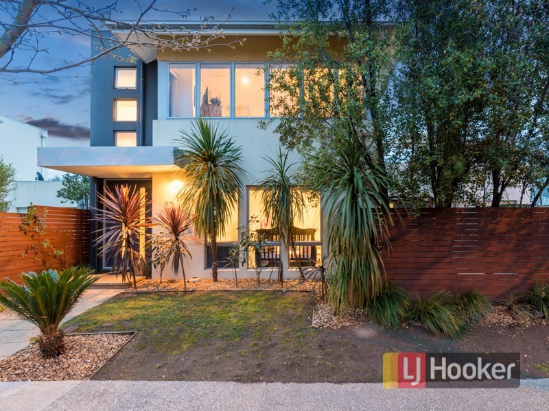 9/2 The Entrance, Pakenham VIC 3810