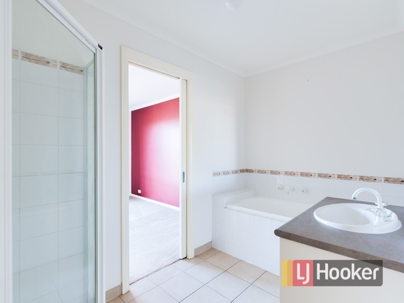 8/12 Renlik Court, Pakenham VIC 3810